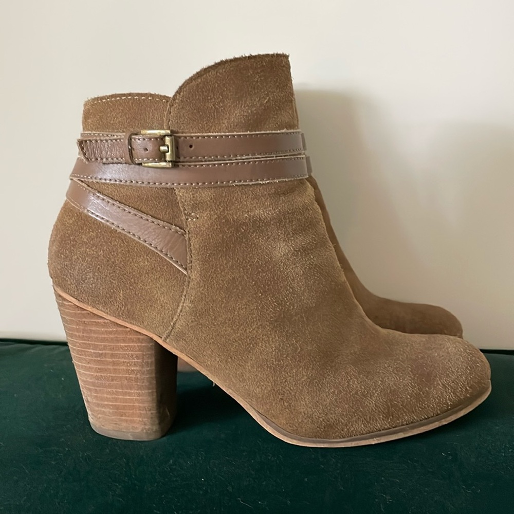 Nordstrom BP Brass Plum zip-up beige tan suede booties, size 6.5